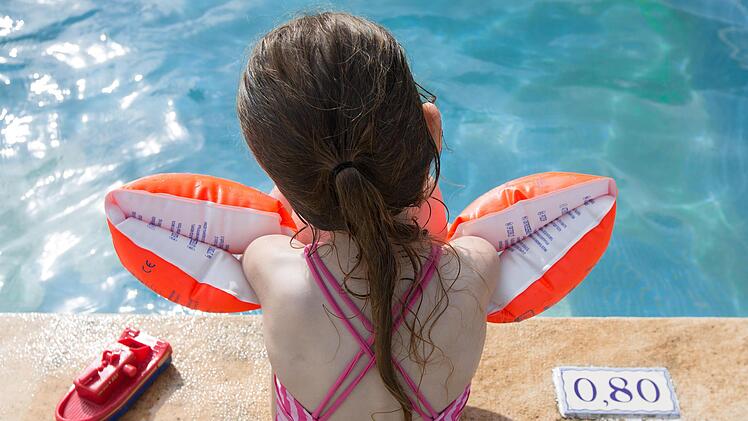 Lieber nicht ohne Schwimmflügel ins Schwimmbecken gehen, oder?  Foto: Florian Schuh/dpa