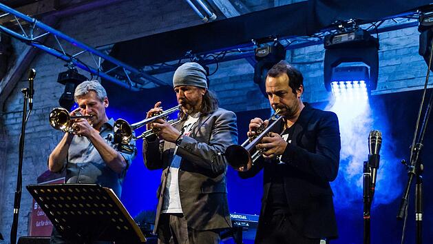Die Star-Trompeter Andy Haderer, Rüdiger Baldauf und Joo Kraus (von links) brillierten bei der Coburger Jazz-Nacht in der Alten Pakethalle.Foto: Jochen Berger
