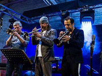 Die Star-Trompeter Andy Haderer, Rüdiger Baldauf und Joo Kraus (von links) brillierten bei der Coburger Jazz-Nacht in der Alten Pakethalle.Foto: Jochen Berger