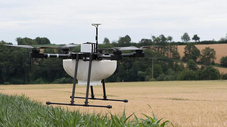 Achtung Drohne! Auf dem Maisfeld von Jochen Then in Burglauer wird diese Drohne gerade zur Bek&auml;mpfung des Maisz&uuml;nslers eingesetzt. Lothar N&ouml;th