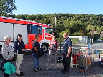 Beim Besuch der Feuerwehr Bad Brückenau löschte der katholische Frauenbund Bad Brückenau selbst. Foto: Patricia Dernbach