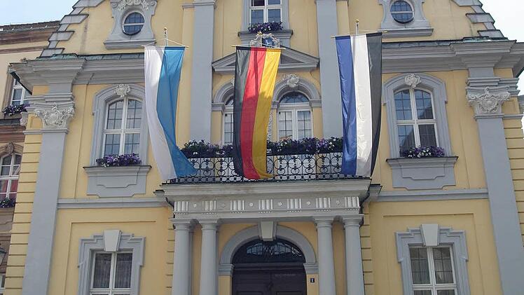 Wer zieht am 4. Mai in das Rathaus als Chef ein? - Eine Kandidatin und vier Kandidaten bewerben sich.Foto: Archiv/Hänseler