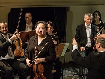 Ovationen gab es für die brillante Solistin beim Sinfoniekonzert des Landestheaters Coburg: Zhuo Lu interpretierte Paganinis hochvirtuose Sonata per la Grand Viola.Foto: Jochen Berger