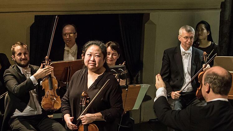 Ovationen gab es für die brillante Solistin beim Sinfoniekonzert des Landestheaters Coburg: Zhuo Lu interpretierte Paganinis hochvirtuose Sonata per la Grand Viola.Foto: Jochen Berger