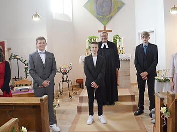 In der Auferstehungskirche wurde Konfirmation gefeiert. Im Bild (vorne, von links) Anna Biesenecker, Noah Klissenbauer, Finn Meißner, Janik Philipp und Greta Seubert mit Pfarrer Michael Foltin  Foto: K.- H. Hofmann