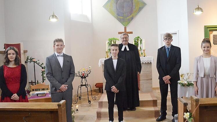 In der Auferstehungskirche wurde Konfirmation gefeiert. Im Bild (vorne, von links) Anna Biesenecker, Noah Klissenbauer, Finn Meißner, Janik Philipp und Greta Seubert mit Pfarrer Michael Foltin  Foto: K.- H. Hofmann