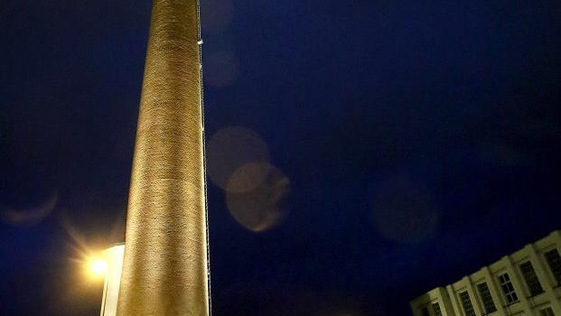 Auch der Schlot und die Rückseite des Turbinenhauses werden angestrahlt.