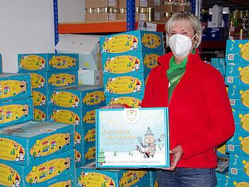 Dagmar Ziegler mit einer "Love Box für Kinder in Deutschland".