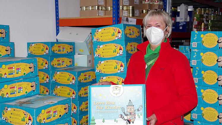 Dagmar Ziegler mit einer "Love Box für Kinder in Deutschland".