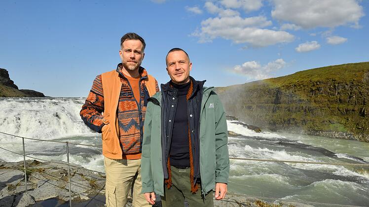 Sie k&ouml;nnten auf den ersten Blick nicht unterschiedlicher sein, doch sie sind Br&uuml;der: Dominik (Bernhard Piesk, links) und Nikolaus (Barnaby Metschurat) lernen sich in Island besser kennen. Ein Besuch des Wasserfalls Gullfoss ist nur einer von vielen zu beeindruckenden Orten.