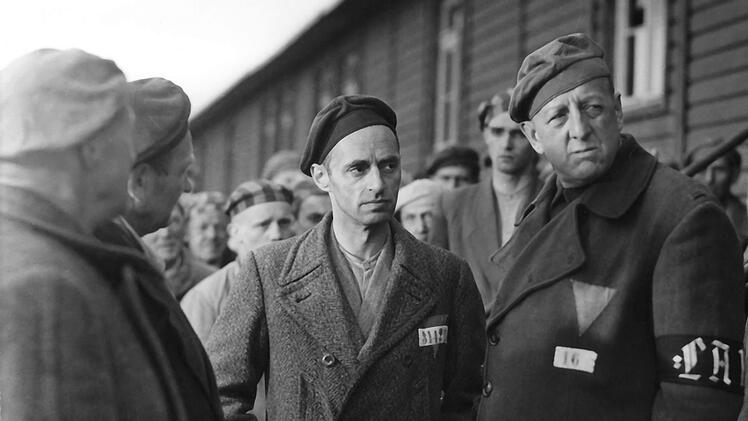 Buchenwald im M&auml;rz 1945, das Konzentrationslager steht kurz vor seiner Befreiung: Bochow (Gerry Wolff, Mitte) und Kr&auml;mer (Erwin Geschonneck, rechts) beraten die Lage.