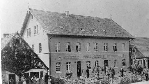 Die 1867 errichtete Missions-Anstalt f&uuml;r Nord-Amerika in Neuendettelsau  auf dem heutigen Gel&auml;nde von Mission EineWelt. Fotos: epd