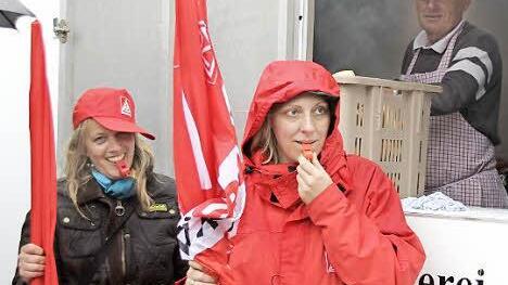 Zwei streiken und pfeifen, der Metzger in der Bratwurstbude indes muss schuften und schwitzen.