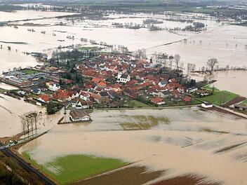 Was wäre wenn ...? Dieses Bild vom Main-Hochwasser 2003 in Augsfeld im Kreis Haßberge gibt einen Eindruck von der Gewalt des Wassers. Bei einem Pegelstand wie 1342 wären die Häuser versunken. Foto: dpa