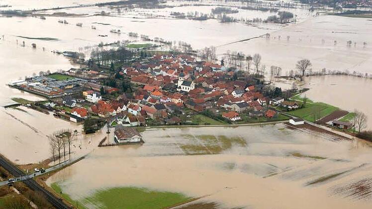 Was wäre wenn ...? Dieses Bild vom Main-Hochwasser 2003 in Augsfeld im Kreis Haßberge gibt einen Eindruck von der Gewalt des Wassers. Bei einem Pegelstand wie 1342 wären die Häuser versunken. Foto: dpa