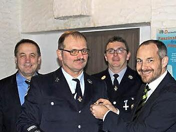 Seit 40 Jahren gehört Gerhard Friedlein der Feuerwehr im Kasendorfer Ortsteil Lopp an. Dafür wurde er bei der Hauptversammlung ausgezeichnet. Unser Bild zeigt von links Vorsitzenden Andreas Schilde, Bürgermeister Bernd Steinhäuser, Gerhard Friedlein, dahinter Kommandant Gerald Schöps, stellvertretenden Landrat Jörg Kunstmann und Kreisbrandinspektor Siegfried Zillig. Foto: Katharina Müller-Sanke