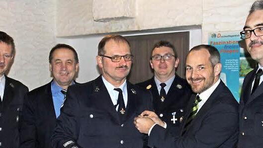 Seit 40 Jahren gehört Gerhard Friedlein der Feuerwehr im Kasendorfer Ortsteil Lopp an. Dafür wurde er bei der Hauptversammlung ausgezeichnet. Unser Bild zeigt von links Vorsitzenden Andreas Schilde, Bürgermeister Bernd Steinhäuser, Gerhard Friedlein, dahinter Kommandant Gerald Schöps, stellvertretenden Landrat Jörg Kunstmann und Kreisbrandinspektor Siegfried Zillig. Foto: Katharina Müller-Sanke