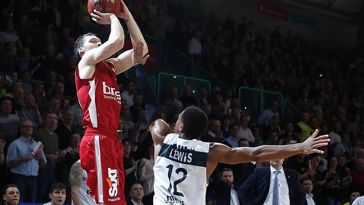Mit diesem Dreier 0,7 Sekunden vor dem Ende der regulären Spielzeit wendete Janis Strelnieks das Blatt für die Bamberger. Bayreuths Topwerfer Trey Lewis (23 Punkte) kommt zu spät.