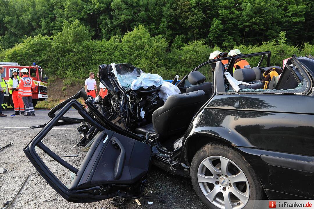 Großeibstadt: Tödlicher Unfall - Autos kollidieren frontal