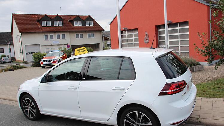 Feuerwehrmänner und -frauen dürfen im Einsatz auch auf dem Gehweg wie hier vor dem Feuerwehrhaus Kersbach parken.
