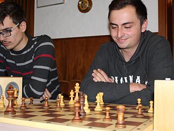 Sieger Schulter an Schulter und Brett an Brett: die Seubelsdorfer Mannschaftskollegen Christian Gebhardt und Marco Hofmann. Foto: Markus Häggberg