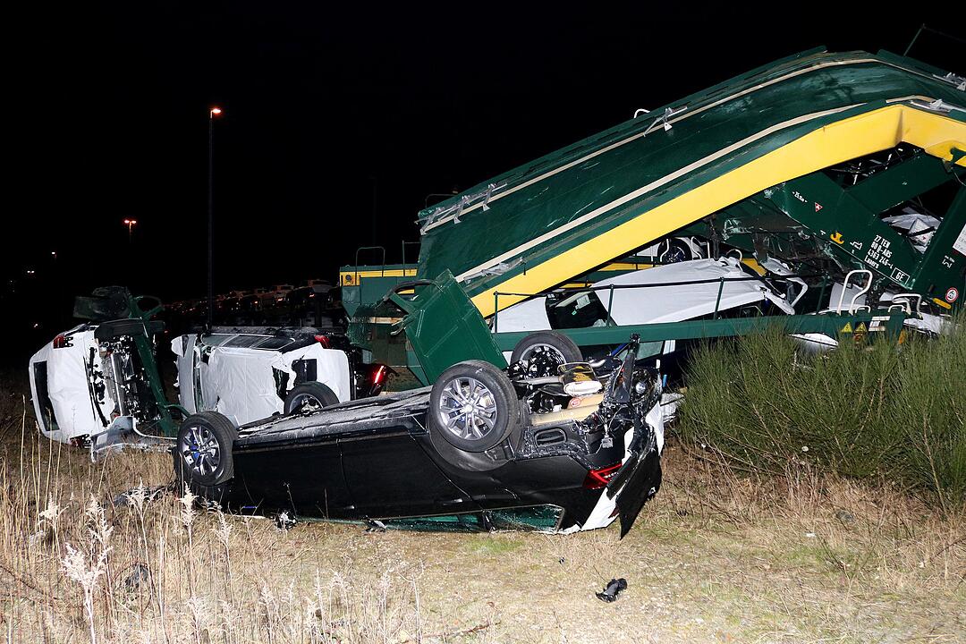 Güterzüge krachen ineinander: Waggons entgleisen