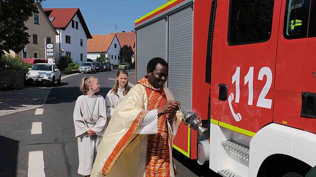 Pfarrer Blaise Okpanachi gab dem neuen Feuerwehrauto der Frankenbrunner seinen Segen. Foto: Gerd Schaar