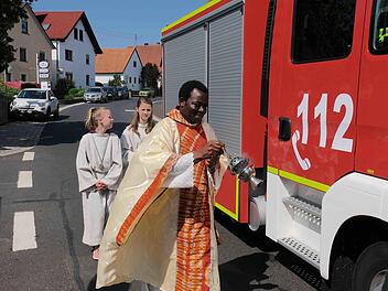 Pfarrer Blaise Okpanachi gab dem neuen Feuerwehrauto der Frankenbrunner seinen Segen. Foto: Gerd Schaar