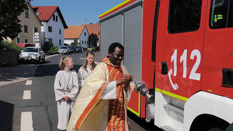 Pfarrer Blaise Okpanachi gab dem neuen Feuerwehrauto der Frankenbrunner seinen Segen. Foto: Gerd Schaar