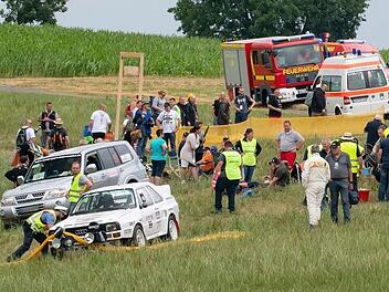 Bei einer Auto-Rallye in der Eifel sind mehrere Menschen verletzt wurden, als ein Oldtimer-Coup&eacute; in eine Zuschauergruppe fuhr. Der Fahrer des Rallye-Wagens verlor die Kontrolle &uuml;ber sein Auto und fuhr in die Zuschauermenge. Foto: Jan Huebner/dpa