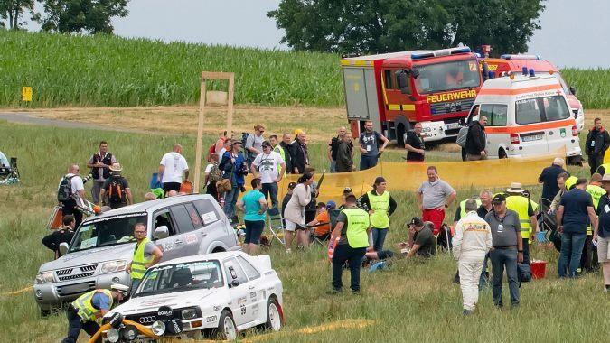 Bei einer Auto-Rallye in der Eifel sind mehrere Menschen verletzt wurden, als ein Oldtimer-Coup&eacute; in eine Zuschauergruppe fuhr. Der Fahrer des Rallye-Wagens verlor die Kontrolle &uuml;ber sein Auto und fuhr in die Zuschauermenge. Foto: Jan Huebner/dpa