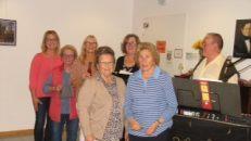 Das musikalische Weinfest fand im  Seniorenzentrum St. Elisabeth statt: (von links) die ehrenamtliche Helferinnen Ingrid Nöth, Ingrid Nott,  1. Vorsitzende Britta  Bildhauer, Christa Meckel, Sängerin Marianne Eckert,, Hildegunde Novak und Musiker Peter  Bauknecht.  Foto: Anneliese Albert