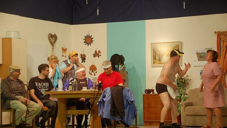 Opa Holzmeier (Eugen Katzenberger) und sein Enkel Markus (Stefan Schmitt) sowie Amanda (Melanie Reininger), Franziska Gierig (Christiane Wendel), August (Hubert Heinickel) und Franz-Josef (Frank Dünisch) haben ihren Spaß, dass der strippende Postbote Ferdinand (Fritz Braun) von seiner Ehefrau Paula (Doris Beck) zusammengestaucht wird. Foto: Manfred Mellenthin