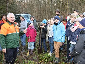 Klimaschutzbeauftragter der Stadt Coburg und Förster Wolfgang Weiß zeigte den 42 Jungen und Mädels nicht nur wie man einen Baum pflanzt, sondern auch welche Arten mit dem Klima gut zurechtkommen.  Fotos: Wolfgang Desombre