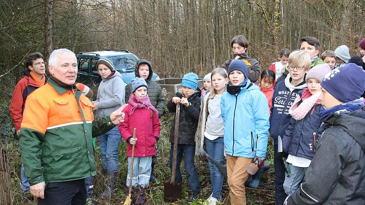 Klimaschutzbeauftragter der Stadt Coburg und Förster Wolfgang Weiß zeigte den 42 Jungen und Mädels nicht nur wie man einen Baum pflanzt, sondern auch welche Arten mit dem Klima gut zurechtkommen.  Fotos: Wolfgang Desombre