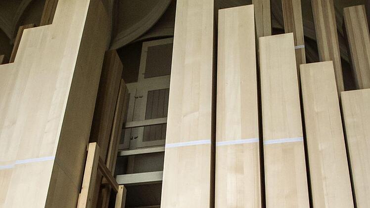 Mächtig große neue Pfeifen in zwei Bass-Registern hat die SChuke-Orgel in der Coburger Morizkirche erhalten.Foto: Jochen berger