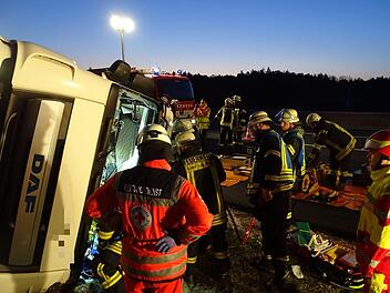 Ein Trucker wurde am Dienstagmorgen bei einem Unfall auf der A9 schwer verletzt. Die Feuerwehr Lauf musste den Lkw-Fahrer befreien. Foto: Feuerwehr Lauf an der Pegnitz