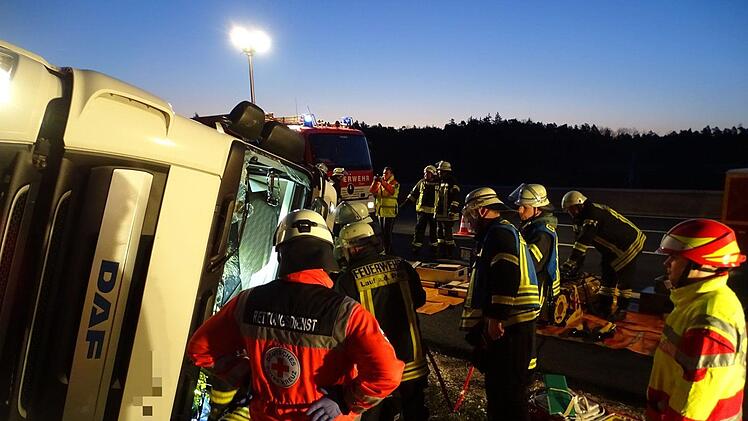 Ein Trucker wurde am Dienstagmorgen bei einem Unfall auf der A9 schwer verletzt. Die Feuerwehr Lauf musste den Lkw-Fahrer befreien. Foto: Feuerwehr Lauf an der Pegnitz