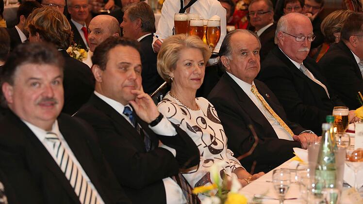 Von links: Landrat Klaus Peter Söllner, MdB Hans-Peter Friedrich, Margit und Hans Albert Ruckdeschel, Regierungspräsident Wilhelm Wenning.