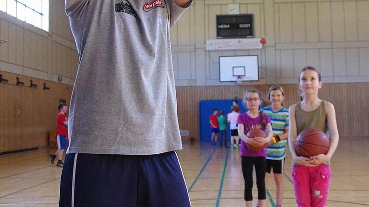 In der Halle der Turnerschaft spielten die Schüler der vierten Klassen Basketball. Foto: Marco Meißner