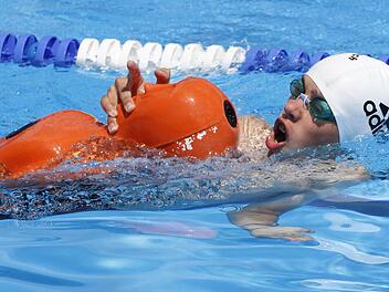 Sebastian Winkler (AK 15/16) beim Retten einer Puppe.
