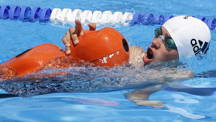 Sebastian Winkler (AK 15/16) beim Retten einer Puppe.