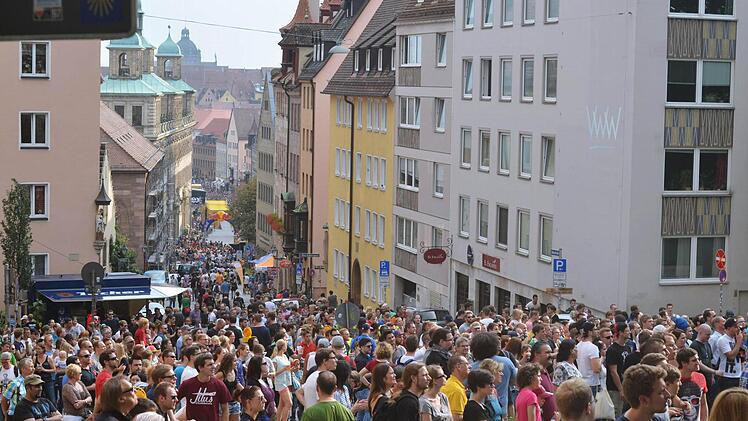 Volksfeststimmung rund um Burg und Hauptmarkt. Foto: Nikolas Pelke