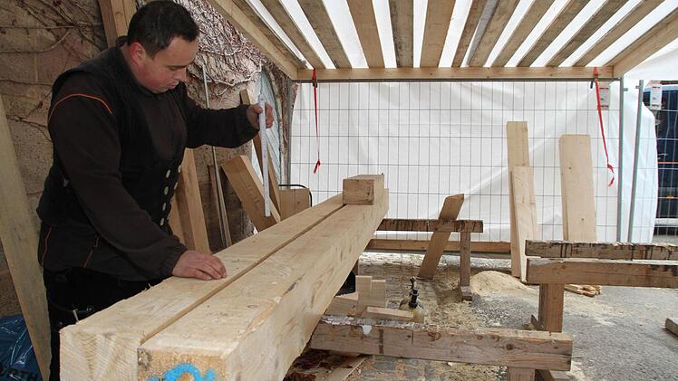 In seiner Bauhütte am Fuß des Wachturms bereitet Sebastian Müller die Holzbauteile vor. Foto: Stephan Tiroch