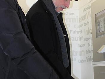 Knopfdruck genügt. Klaus Leven (DB) und OB Kay Blankenburg demonstrieren, wie einfach es ist, mit dem neuen Video-Reisezentrum zurecht zu kommen. Foto: Thomas Mäuser