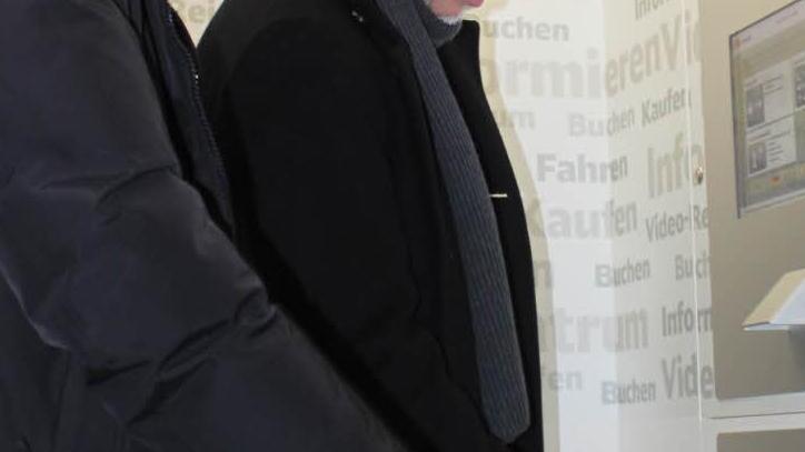 Knopfdruck genügt. Klaus Leven (DB) und OB Kay Blankenburg demonstrieren, wie einfach es ist, mit dem neuen Video-Reisezentrum zurecht zu kommen. Foto: Thomas Mäuser