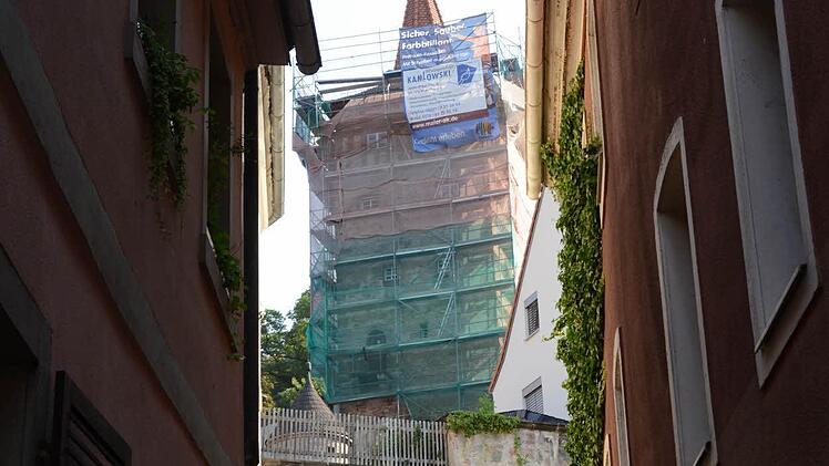 Der Rote Turm ist derzeit vollständig eingerüstet. Foto: Dagmar Besand