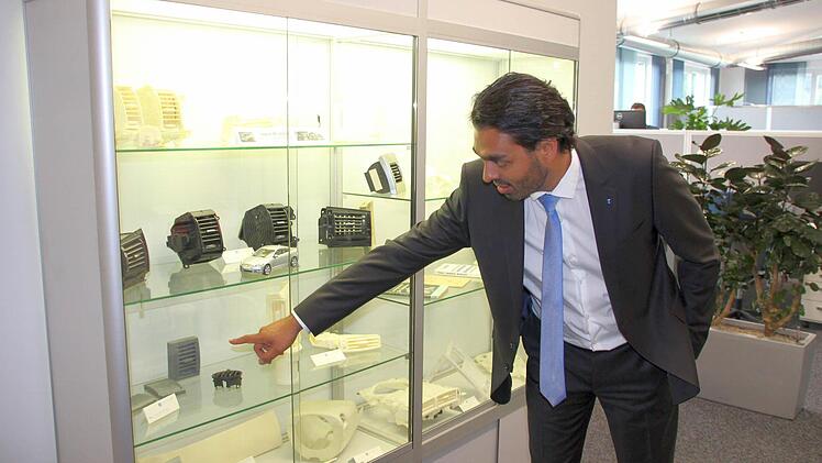 Parag Shah mit einem kleinen Teil der umfangreichen Produktpalette Foto: Friedwald Schedel