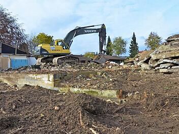 Zurzeit wird das Baufeld für den neuen Wohnpark des ASB in Weidach vorbereitet. In einem Jahr könnten die ersten Wohnungen fertig sein, wenn das Wetter den Baufirmen keinen Strich durch die Rechnung macht. Foto: Rainer Lutz