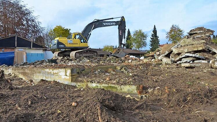 Zurzeit wird das Baufeld für den neuen Wohnpark des ASB in Weidach vorbereitet. In einem Jahr könnten die ersten Wohnungen fertig sein, wenn das Wetter den Baufirmen keinen Strich durch die Rechnung macht. Foto: Rainer Lutz
